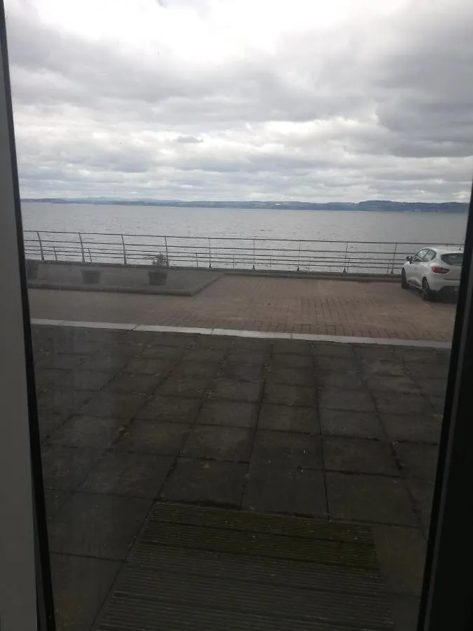 Stunning Waterfront Western harbour Apartment Edinburgh