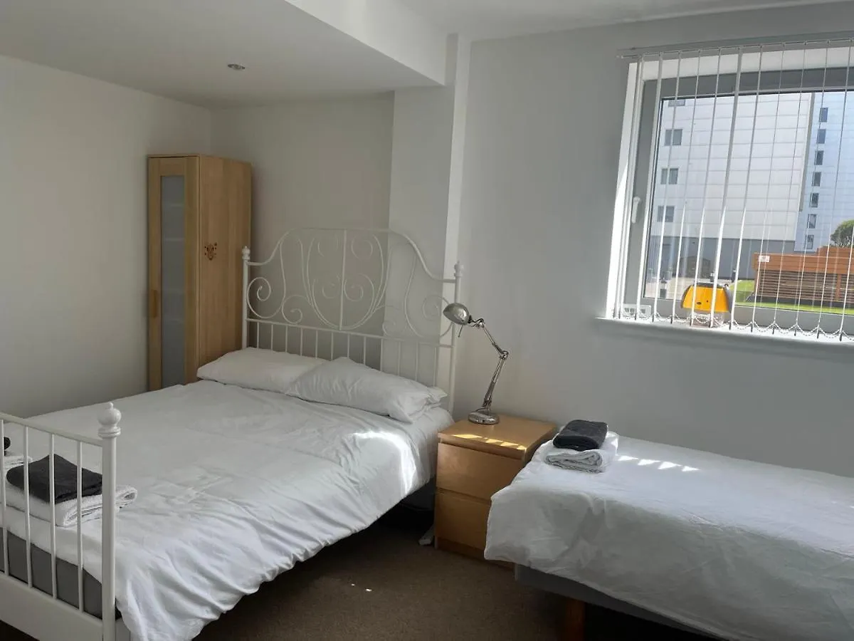 Stunning Waterfront Western harbour Apartment Edinburgh